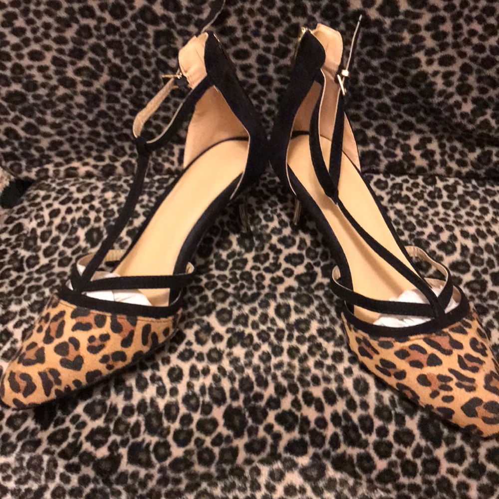 New Leopard dress shoes with kitten heel 7M